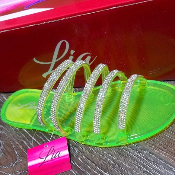 🏷2 for $18 Lia Sandals - Picture 2 of 2